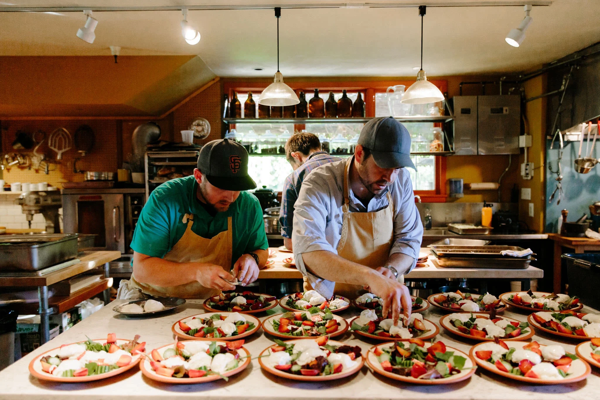 四虎影视专业厨师团队在厨房中精心准备美食